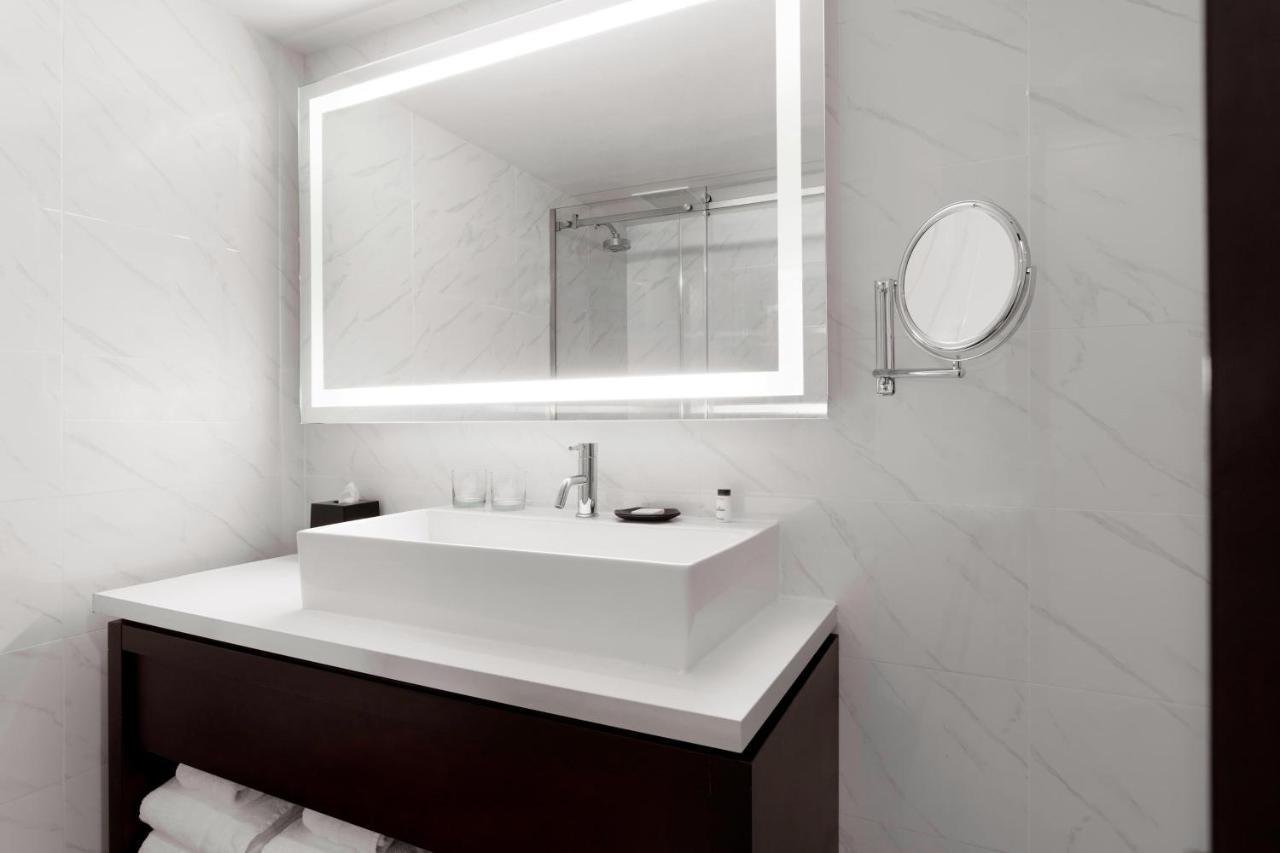 Sheraton Charlotte Hotel Bagian luar foto