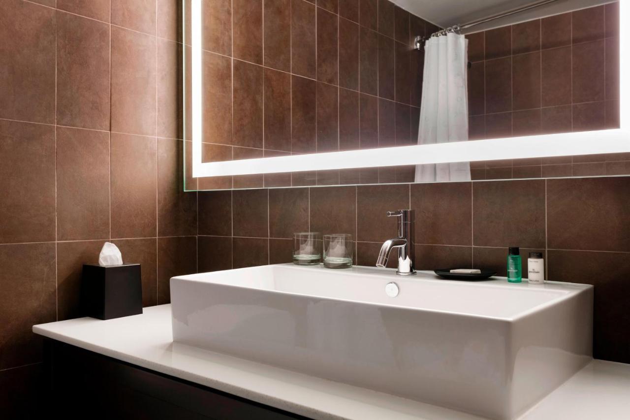 Sheraton Charlotte Hotel Bagian luar foto
