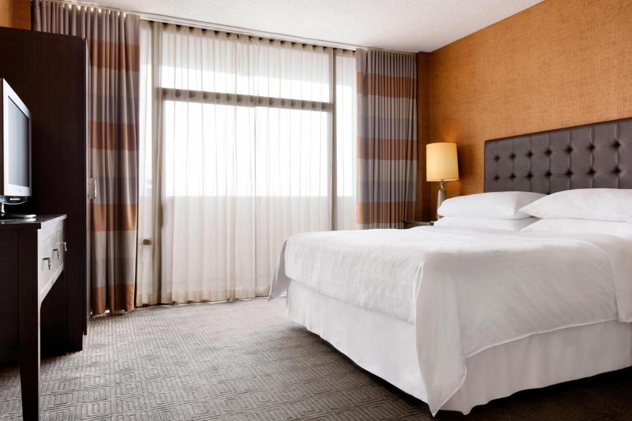 Sheraton Charlotte Hotel Bagian luar foto