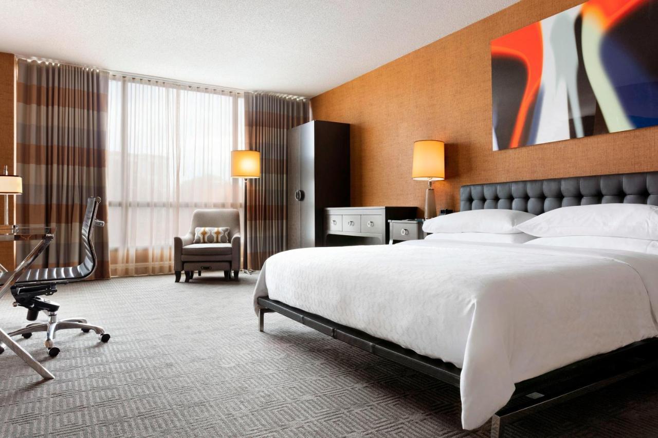 Sheraton Charlotte Hotel Bagian luar foto