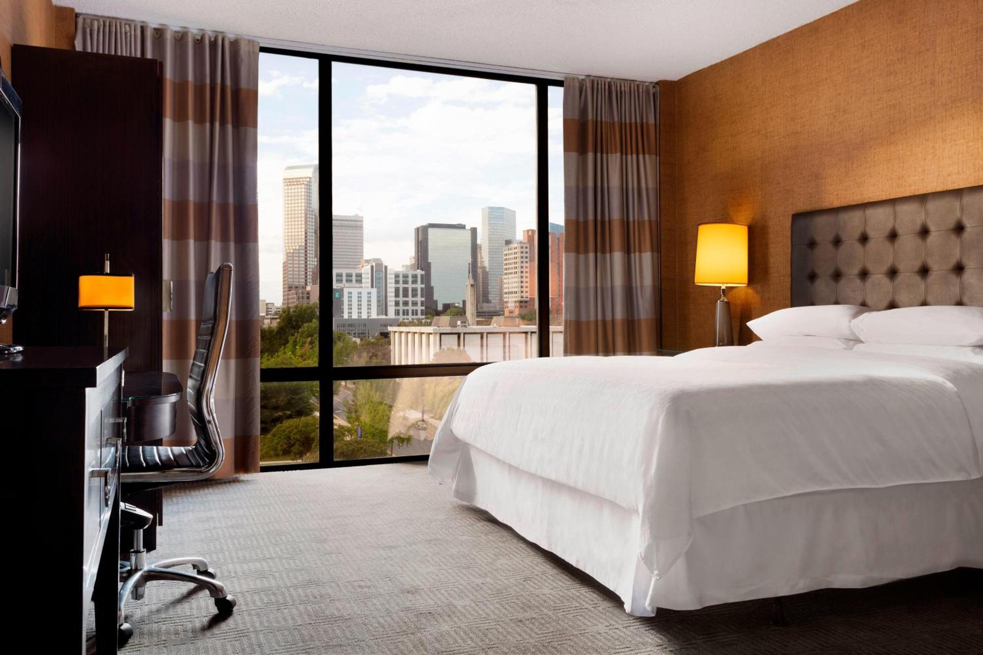 Sheraton Charlotte Hotel Bagian luar foto