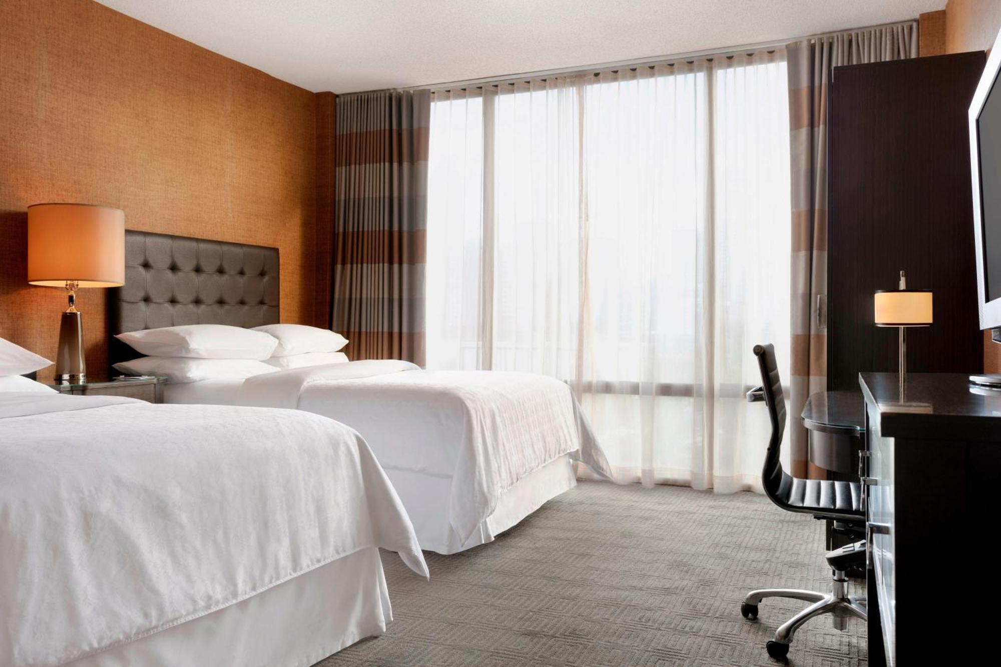 Sheraton Charlotte Hotel Bagian luar foto