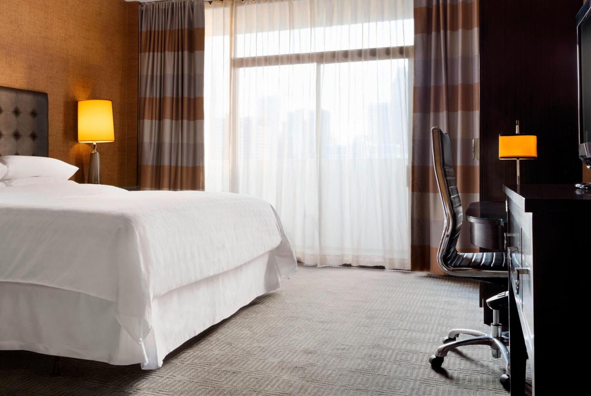 Sheraton Charlotte Hotel Bagian luar foto